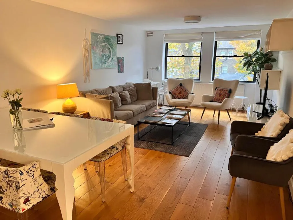 Hyde Park,3 min walk,Family home! 2 Bedrooms & 2 Bathrooms Apartment! Fantastic Location