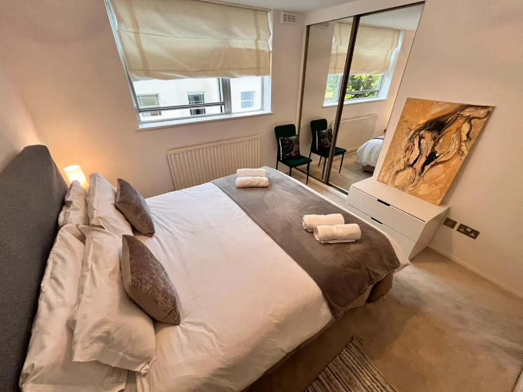 Image 2 of Hyde Park,3 min walk,Family home! 2 Bedrooms & 2 Bathrooms Apartment! Fantastic Location
