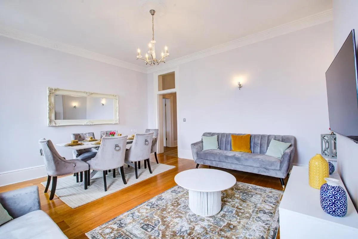 Image 5 of Hyde Park Apartment