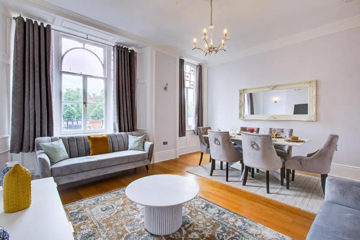 Image 4 of Hyde Park Apartment