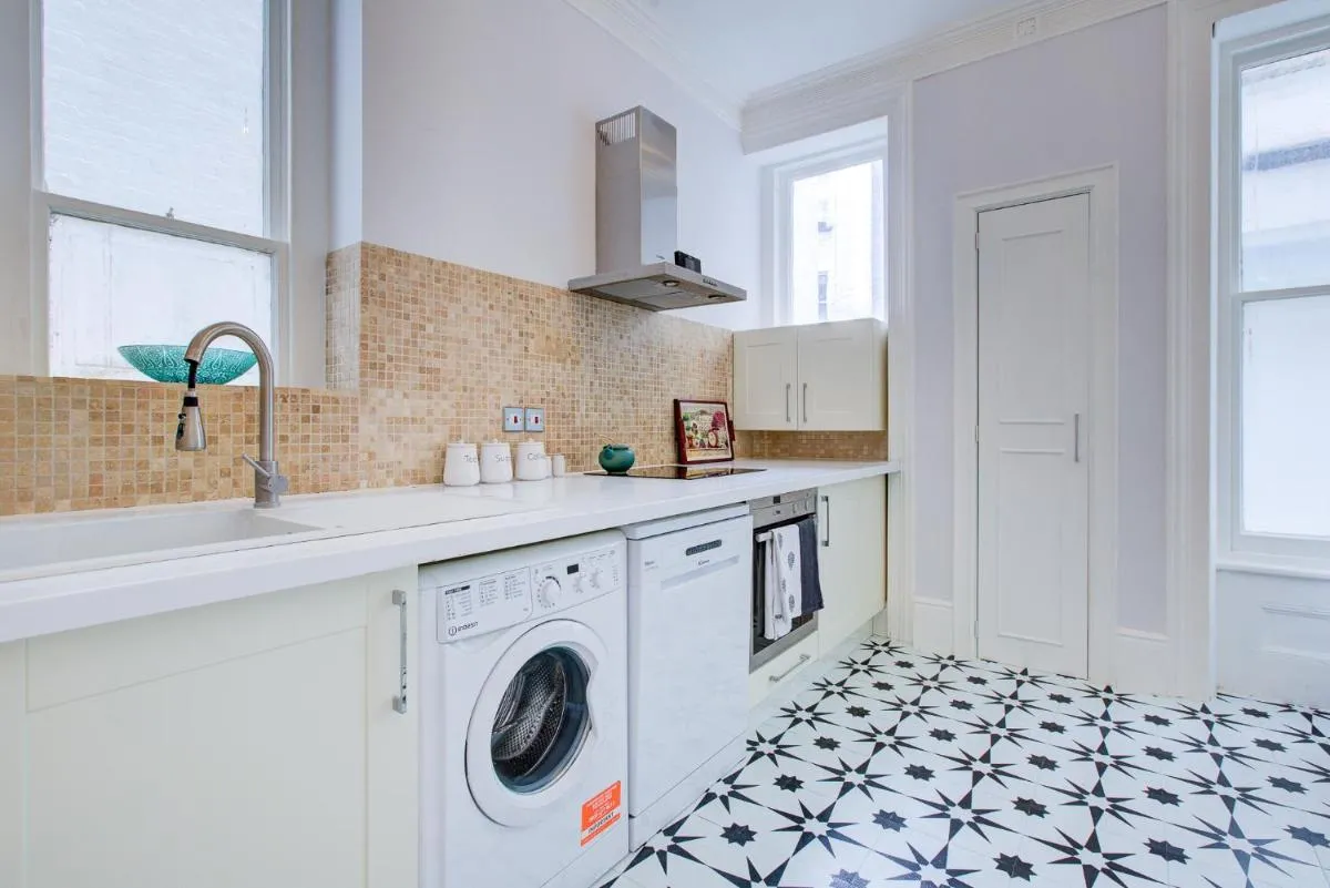 Image 3 of Hyde Park Apartment