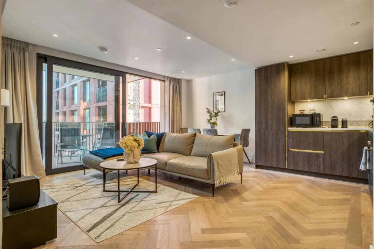 Image 4 of Hyde Park Beauty 2BR 2BA Balcony