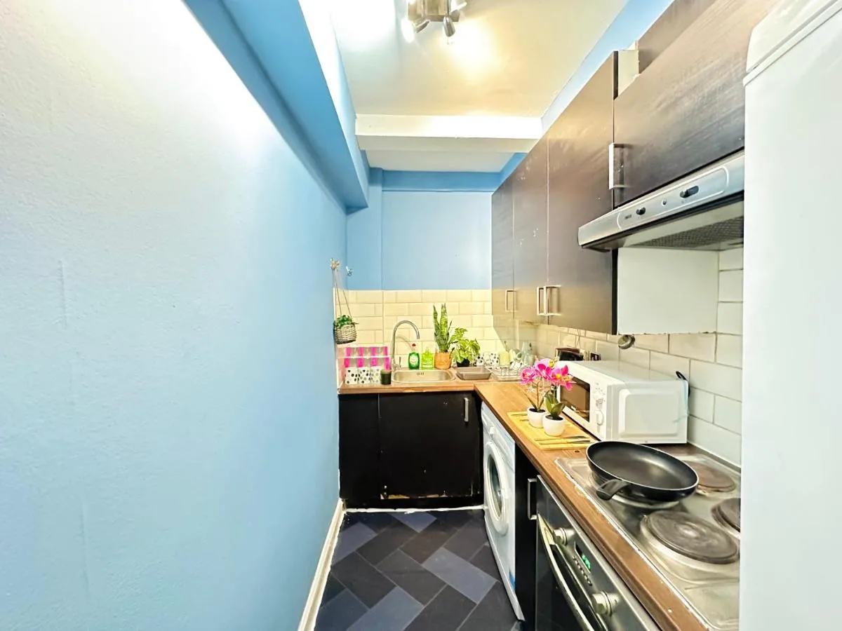 Image 4 of Hyde Park Comfortable Two Bedroom Apartment