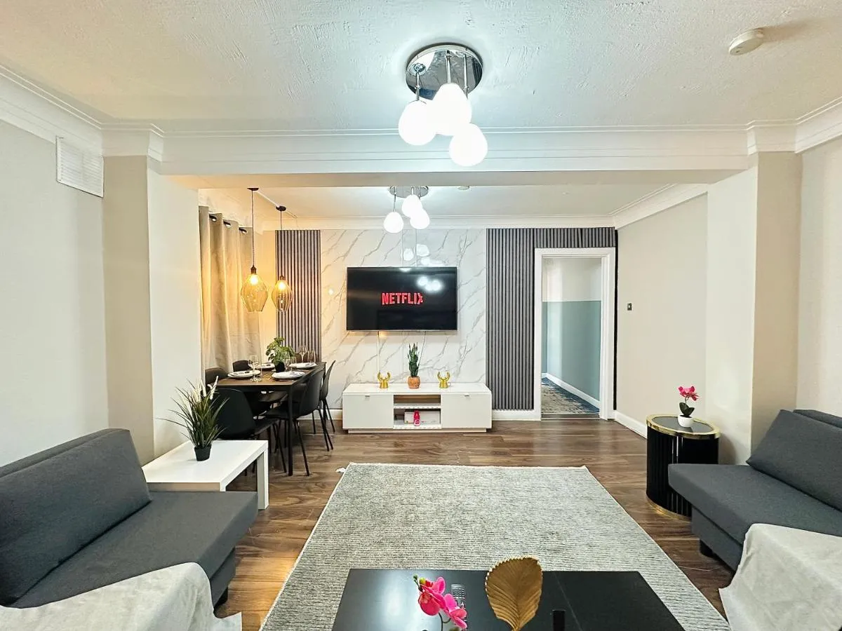 Image 5 of Hyde Park Comfortable Two Bedroom Apartment