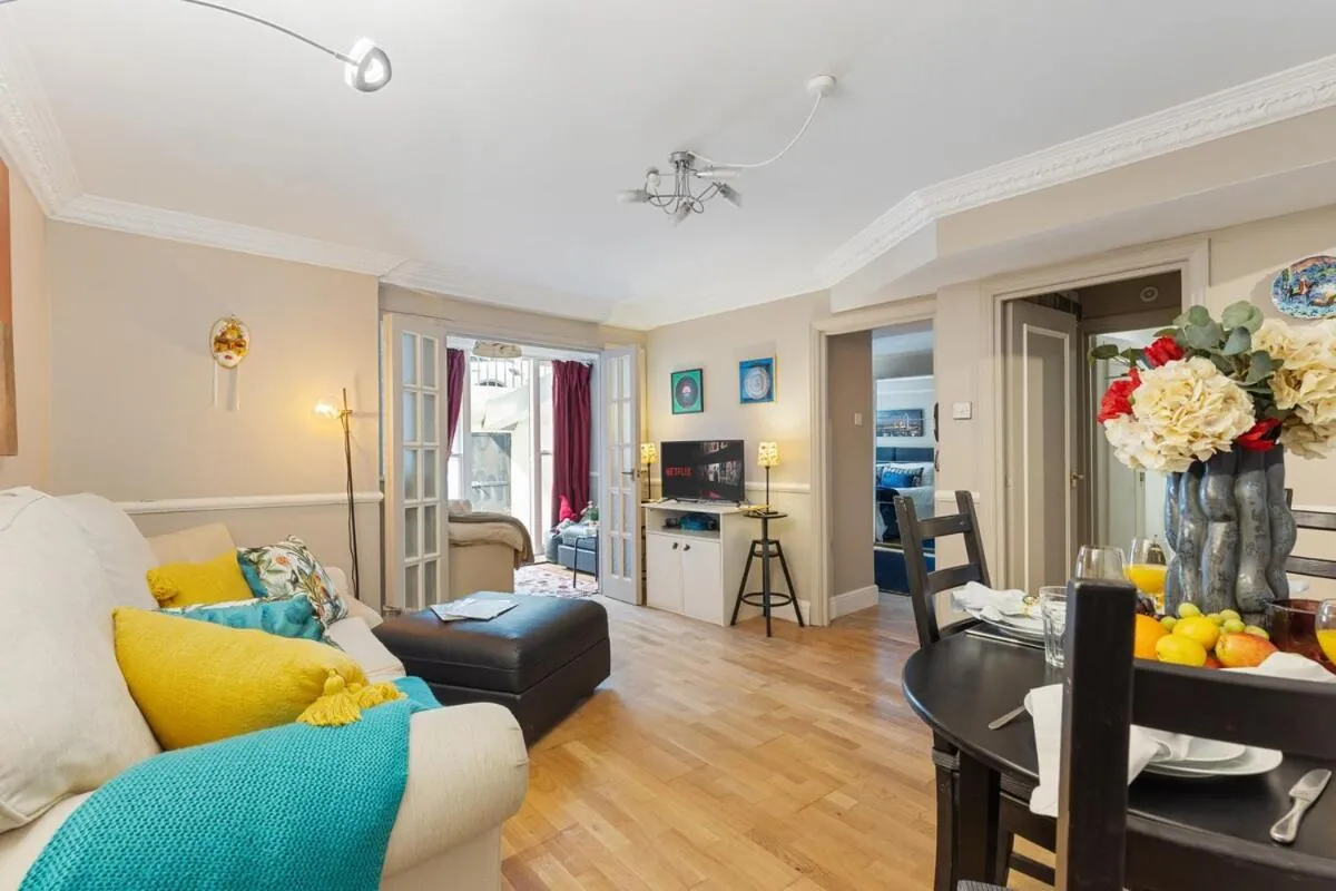 Image 5 of Hyde Park Family Apartment