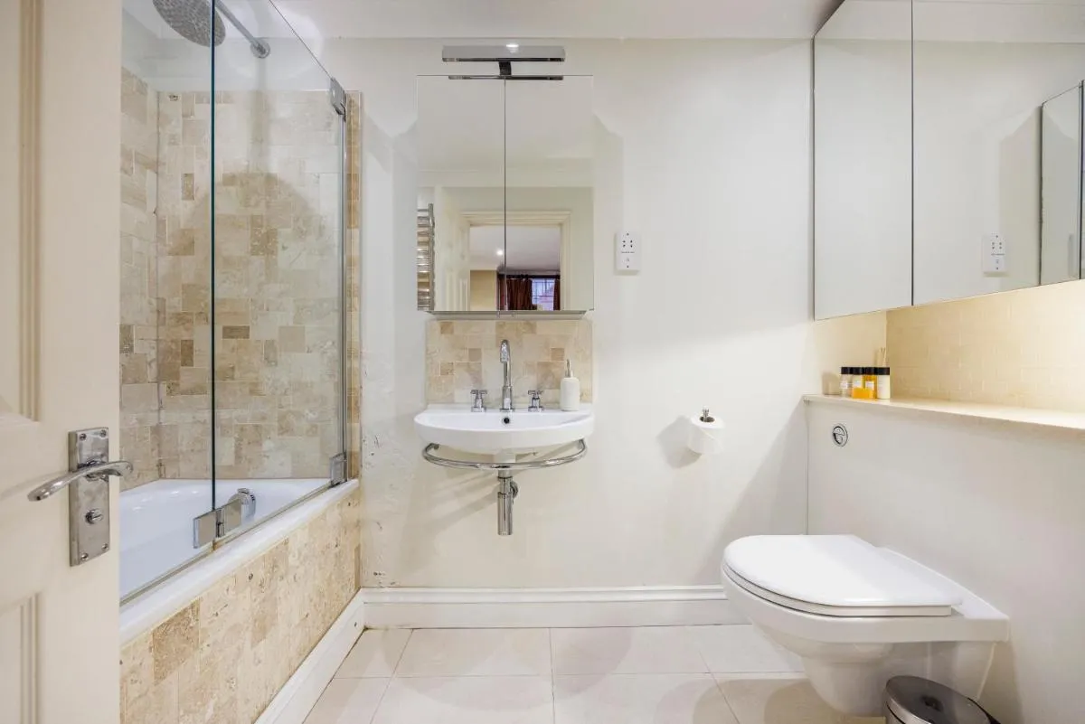 Image 3 of Hyde Park Hideaway Sleeps 6