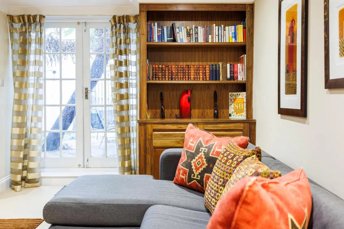 Image 5 of Hyde Park Hideaway Sleeps 6