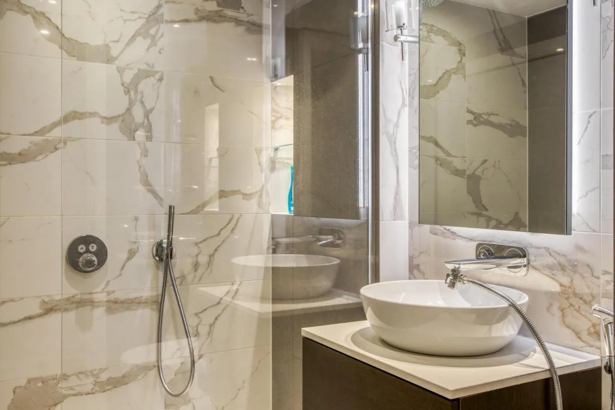 Image 3 of Hyde Park Luxury 2BR 2BA Balcony