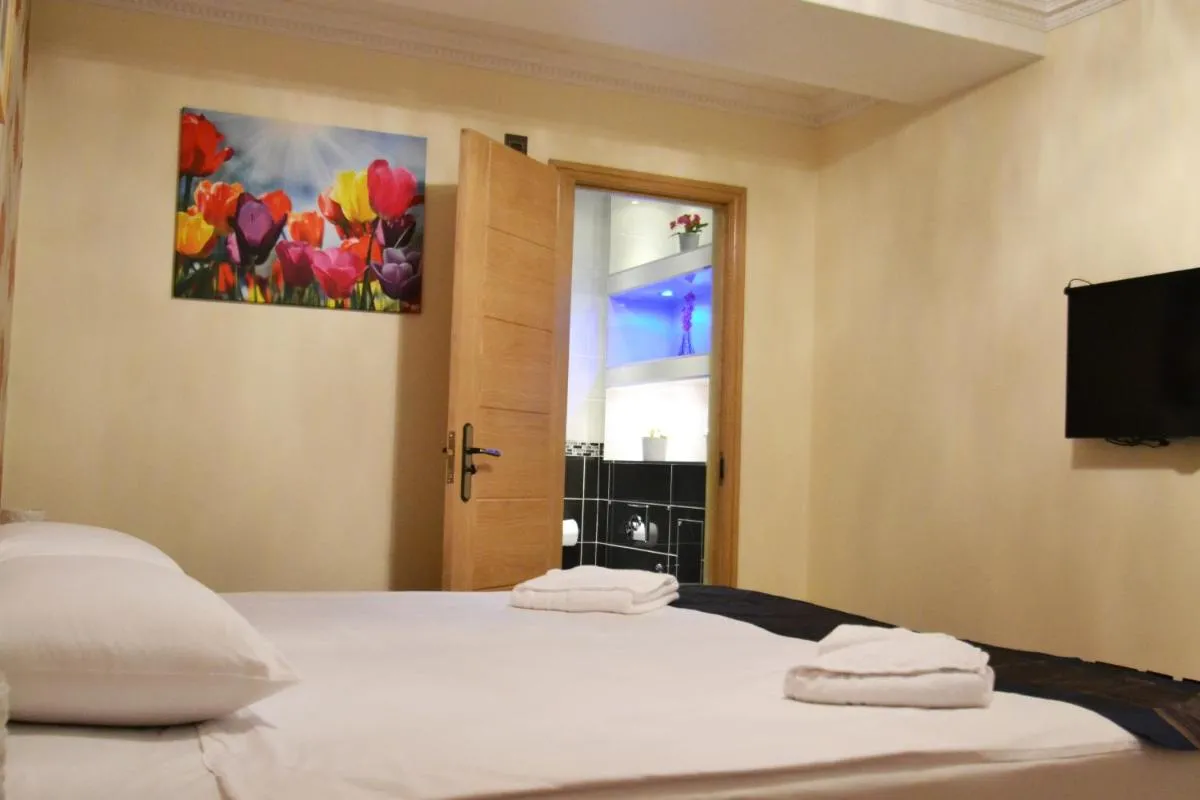 Image 3 of Hyde Park Suites
