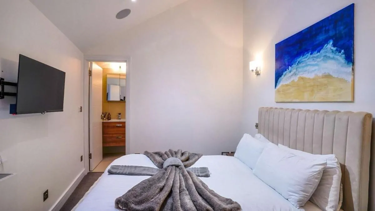Image 5 of Hyde Park & Oxford Street Elegant House 2BR 2BA