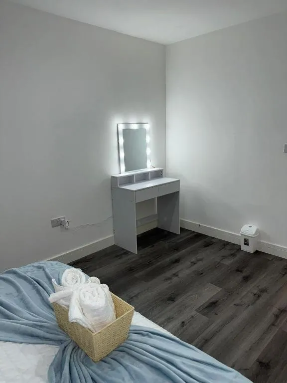 Image 1 of Ideal Heathrow Base 2BR 2BA Apt in Hounslow