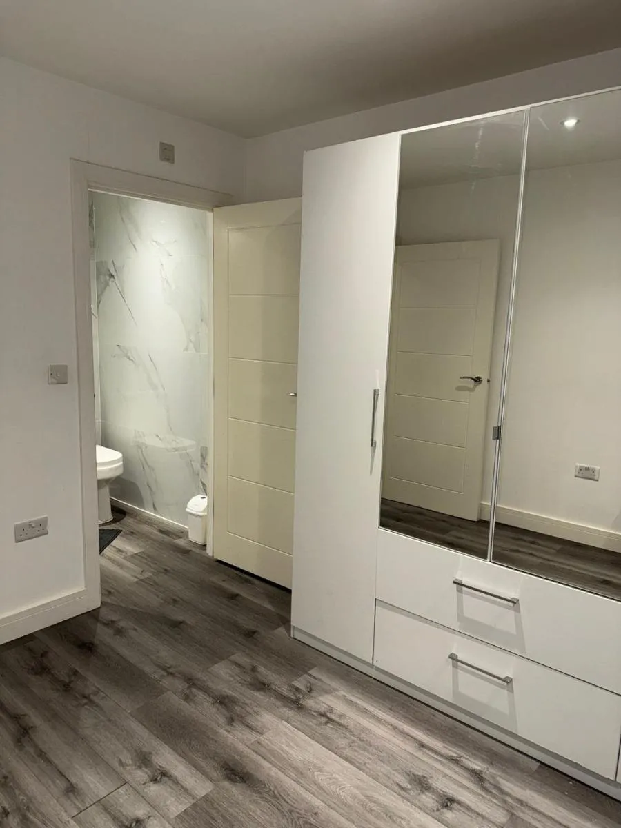 Image 3 of Ideal Heathrow Base 2BR 2BA Apt in Hounslow
