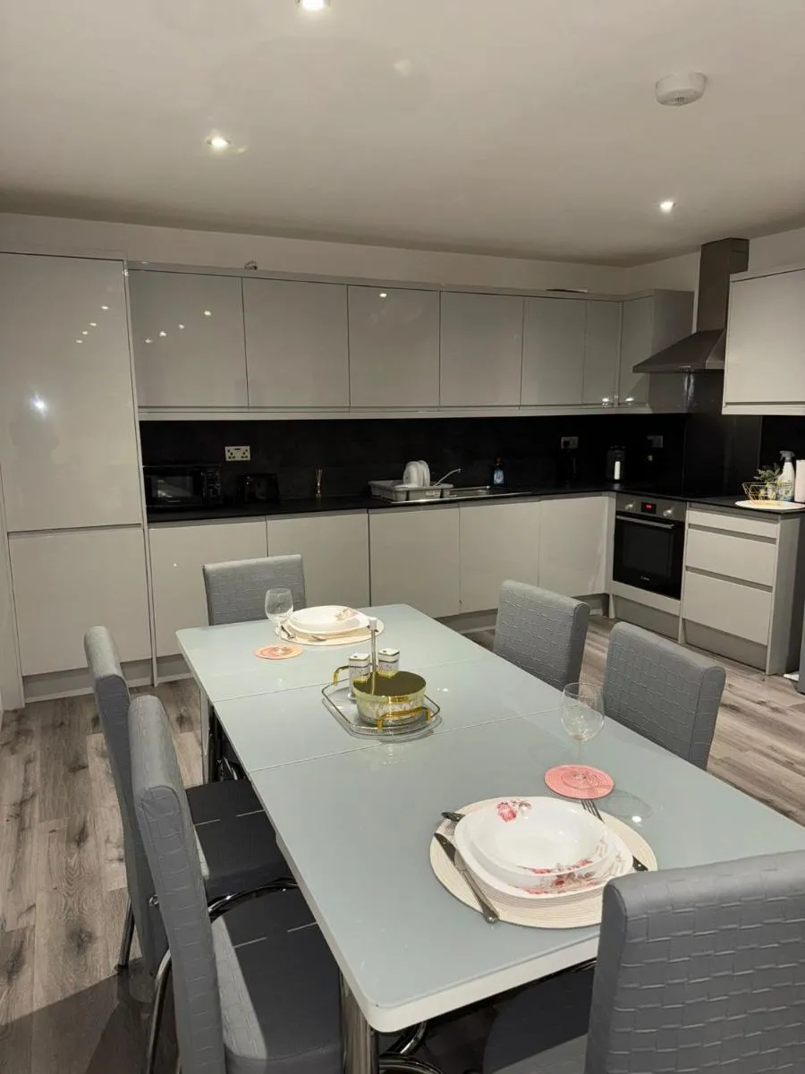 Image 4 of Ideal Heathrow Base 2BR 2BA Apt in Hounslow