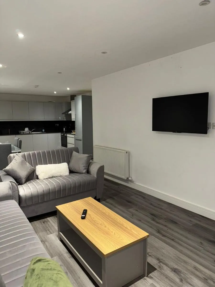 Image 5 of Ideal Heathrow Base 2BR 2BA Apt in Hounslow