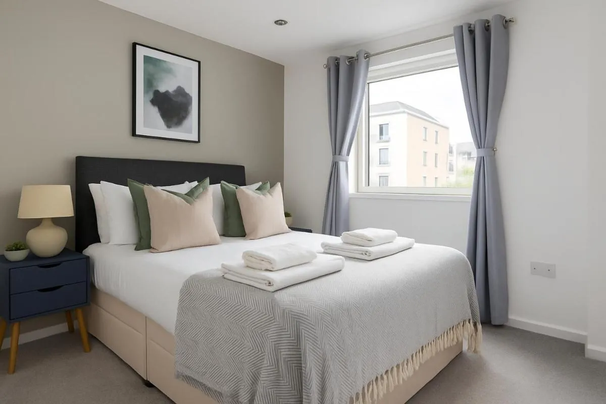 Image 3 of Idyllic 2 Bed Balcony Flat Chelsea Harbour