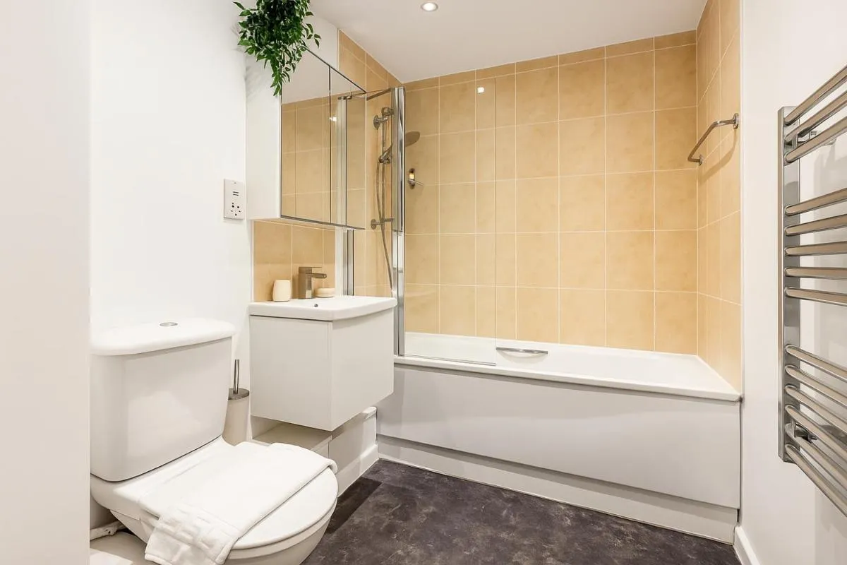 Image 4 of Idyllic 2 Bed Balcony Flat Chelsea Harbour