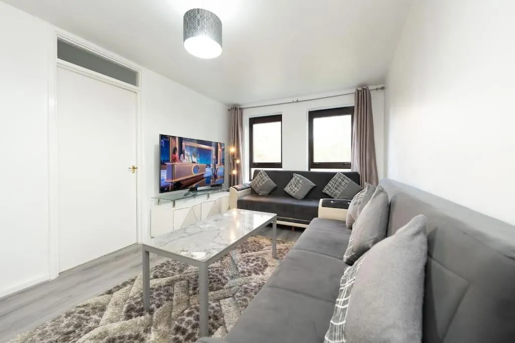 Image 5 of Idyllic Stylish Apartment with Fast Speed Broadband & Free Parking