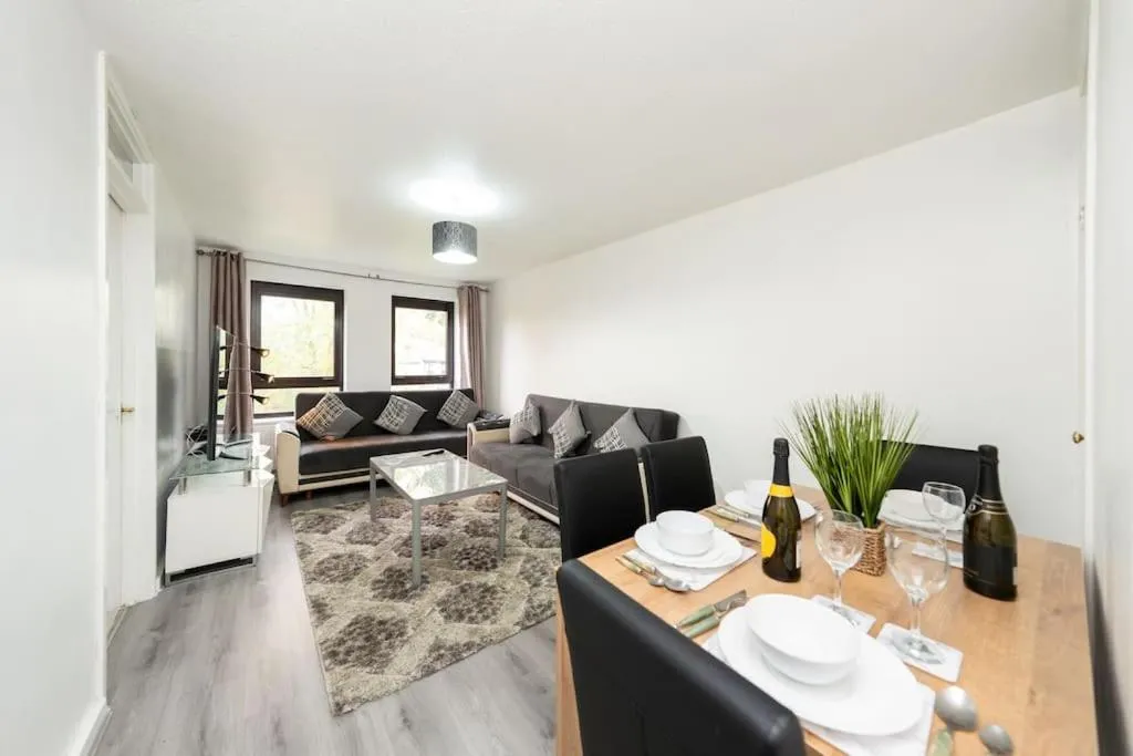 Image 4 of Idyllic Stylish Apartment with Fast Speed Broadband & Free Parking