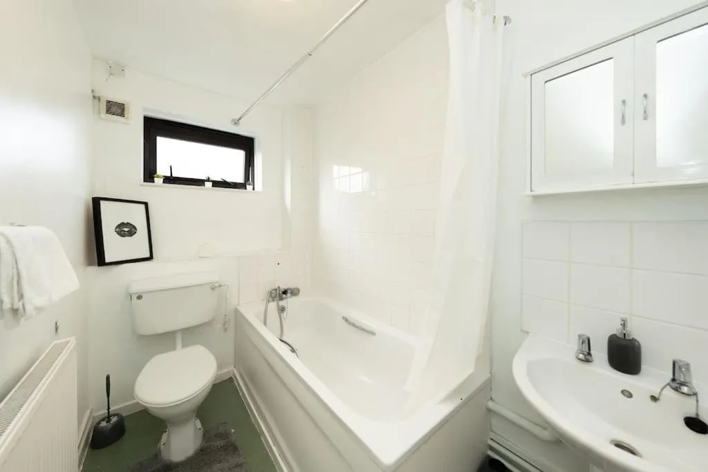 Image 3 of Idyllic Stylish Apartment with Fast Speed Broadband & Free Parking