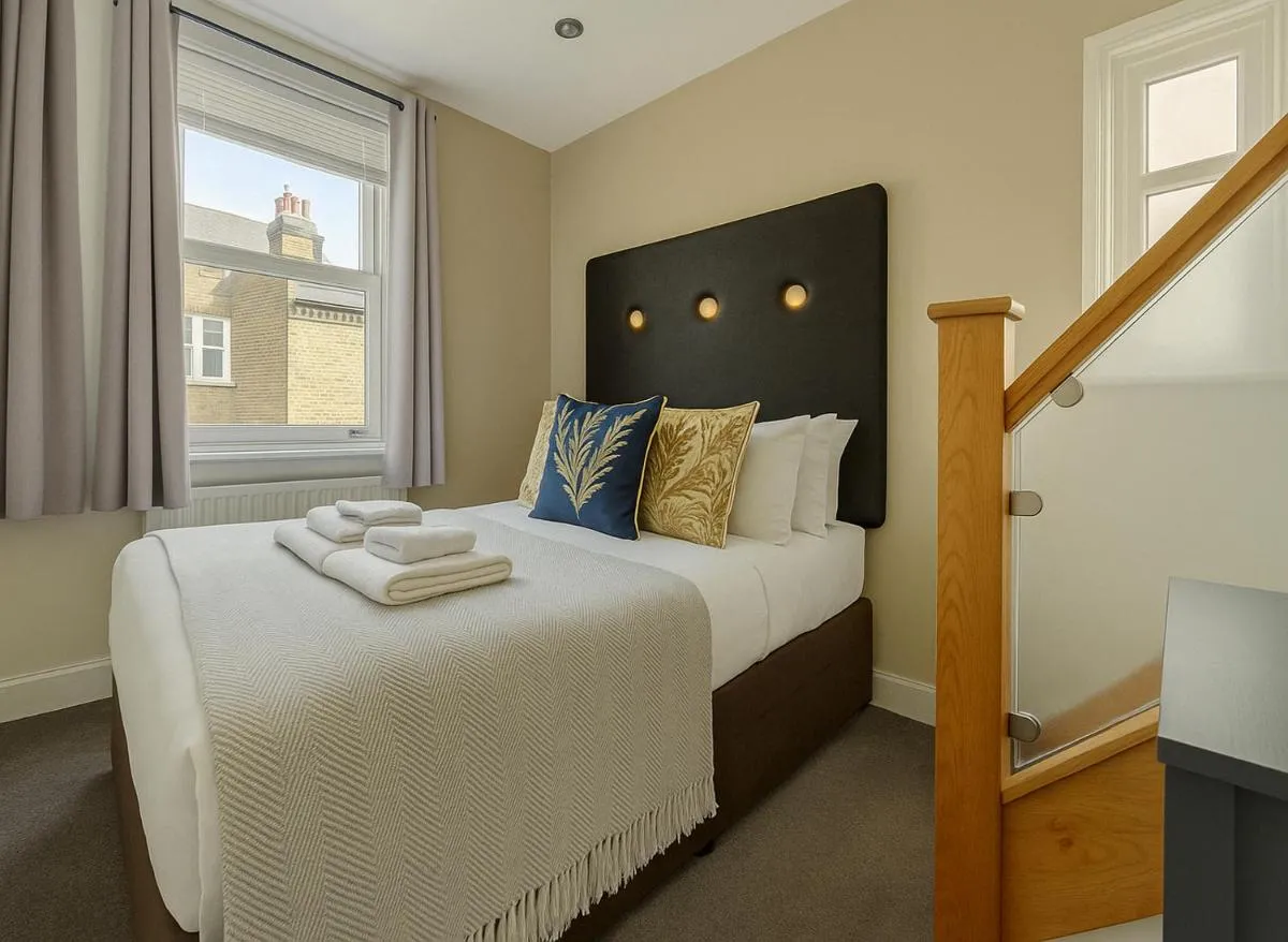 Image 4 of Immaculate 2 Bed Flat in West Kensington