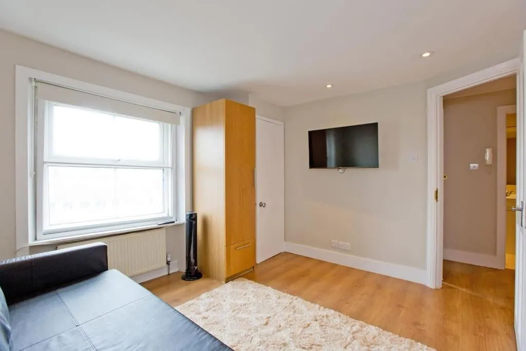 Image 5 of Imperial Hogarth Road Apartment -4th floor