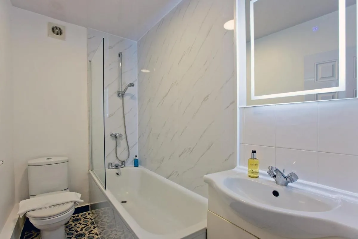 Image 3 of Imperial Leinster Garden Apartment