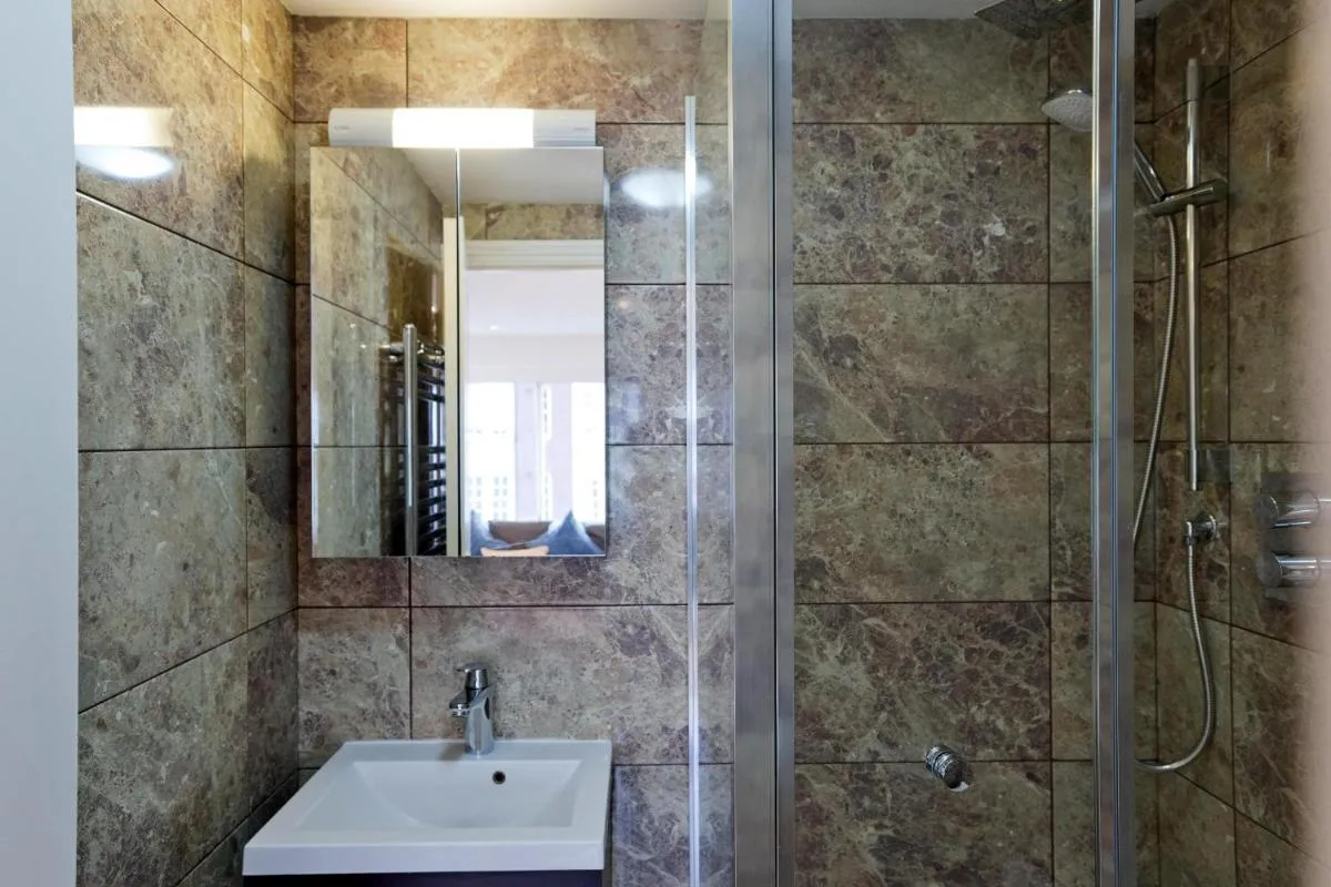 Image 3 of Imperial Queensway Apartment