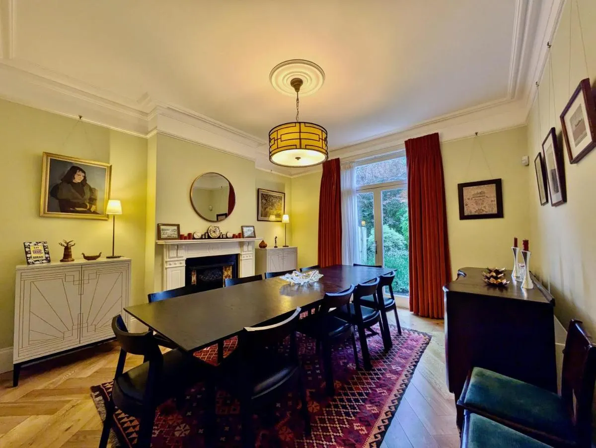 Image 4 of Impressive 5BR family home in Leafy
