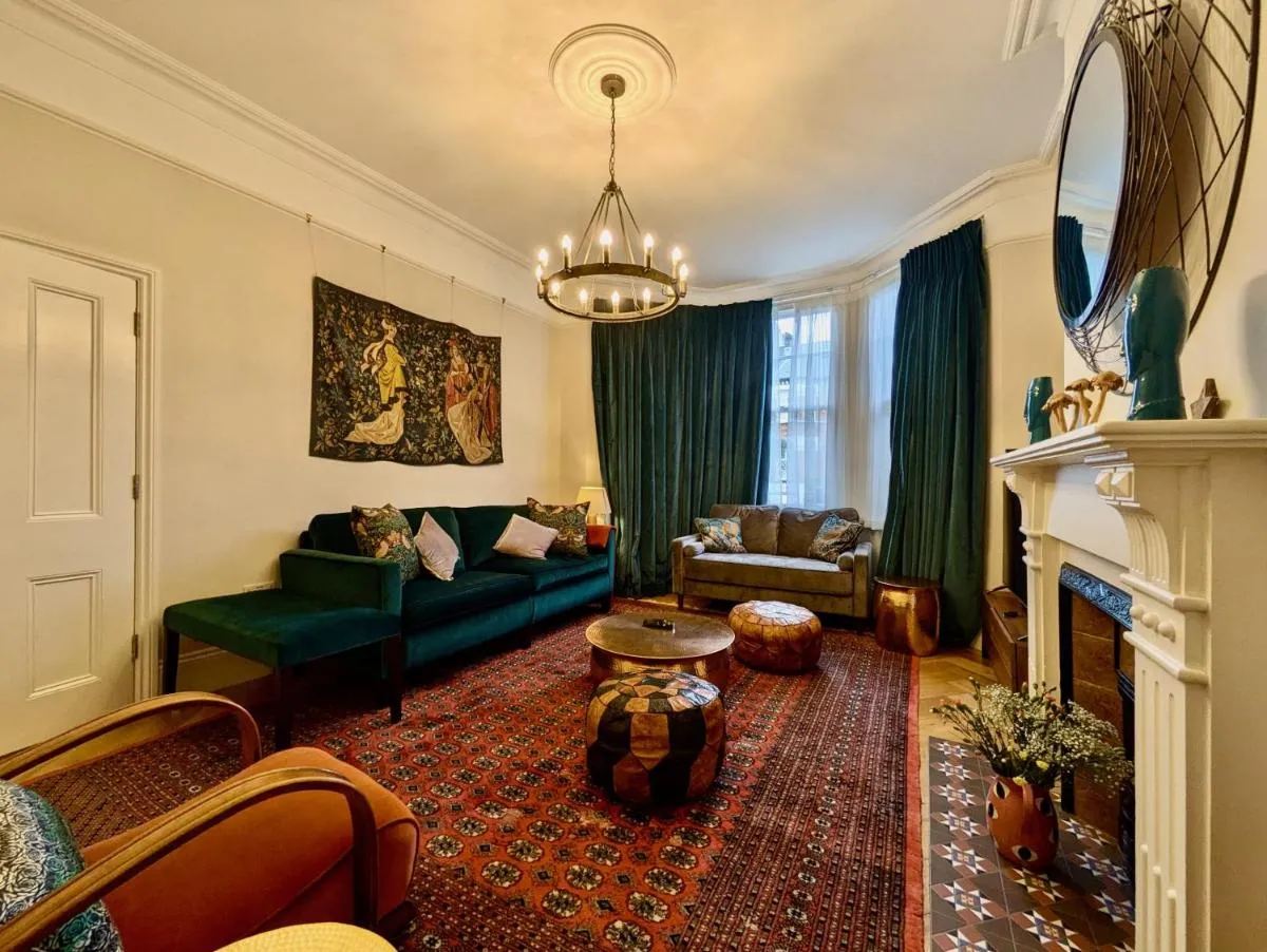 Image 5 of Impressive 5BR family home in Leafy