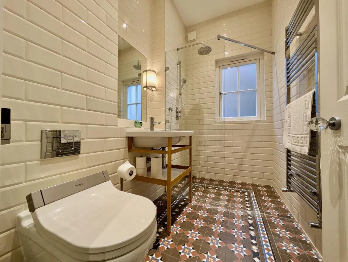 Image 3 of Impressive 5BR family home in Leafy