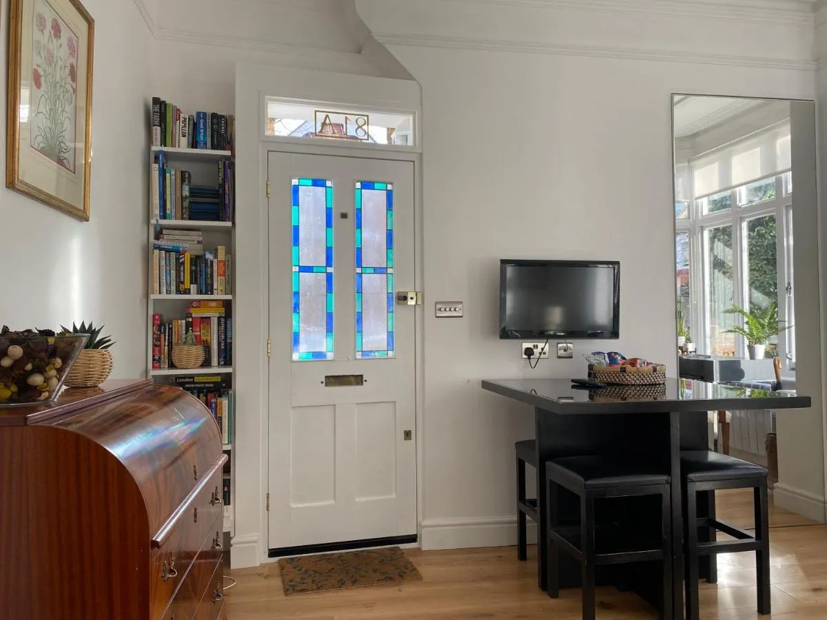 Image 3 of Interior Designed Flat near Kew Botanical Gardens