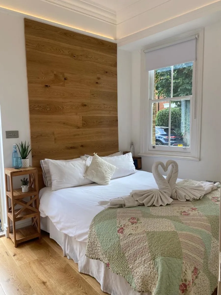 Image 4 of Interior Designed Flat near Kew Botanical Gardens