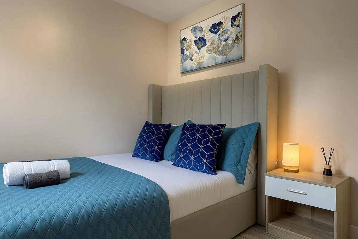 Image 4 of Iron House – Sleeps 11 – For Contractors & Families – Free Parking – Near Excel , Canary Wharf, O2, City AirPort & GreenWich