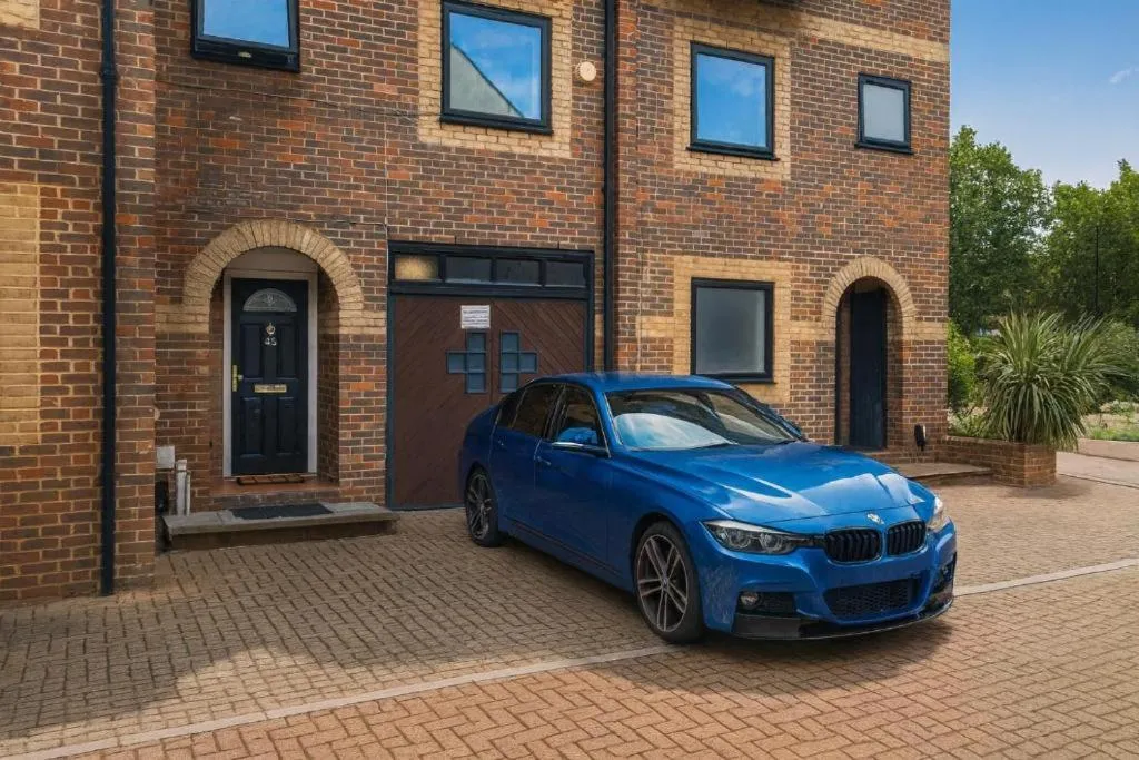 Image 1 of Iron House – Sleeps 11 – For Contractors & Families – Free Parking – Near Excel , Canary Wharf, O2, City AirPort & GreenWich