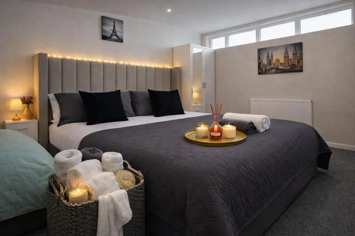 Image 2 of Iron House – Sleeps 11 – For Contractors & Families – Free Parking – Near Excel , Canary Wharf, O2, City AirPort & GreenWich