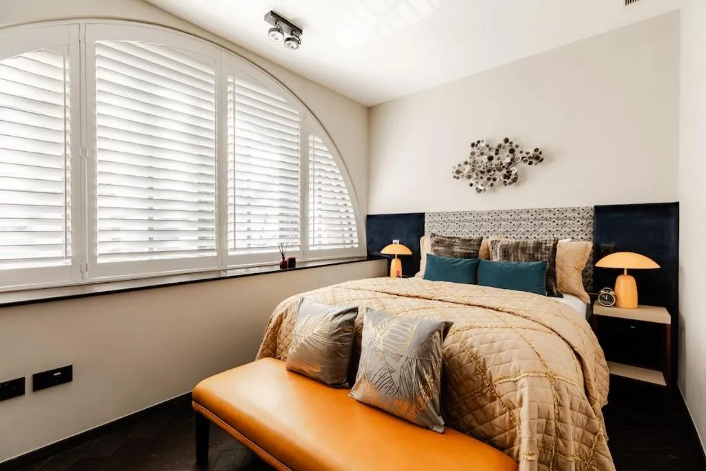 Image 4 of JOKER! Off Oxford St! 3Bed 3Bath LuXXe Hideaway for Stylish Families and Couples
