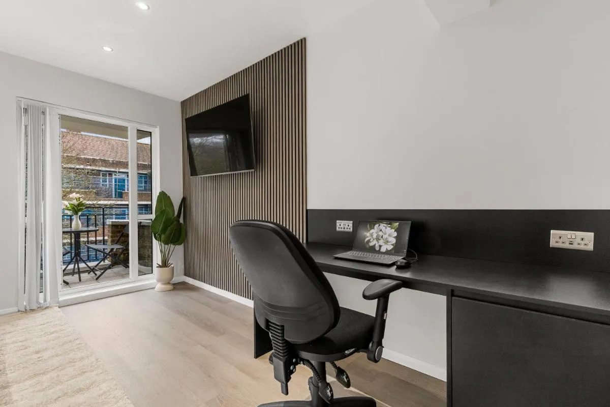 Image 5 of Jasmine Suite by Yielding Bricks