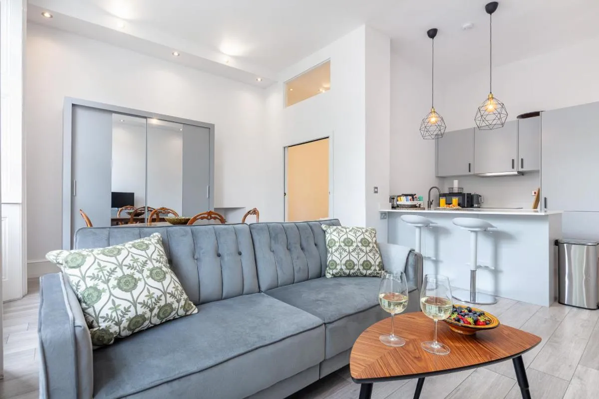 Image 3 of Kensington 1bd apt seconds from Museums