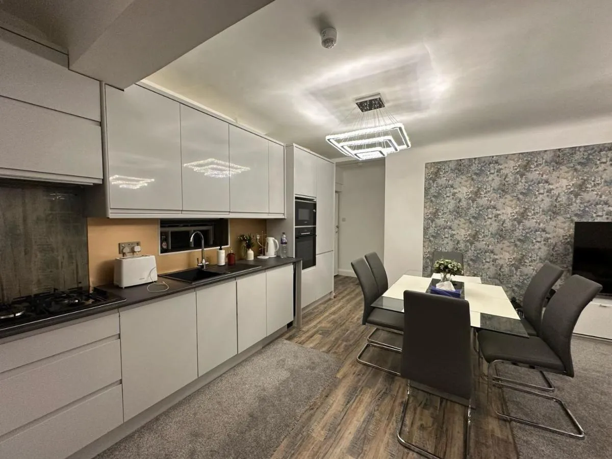 Image 3 of Kensington Apartment