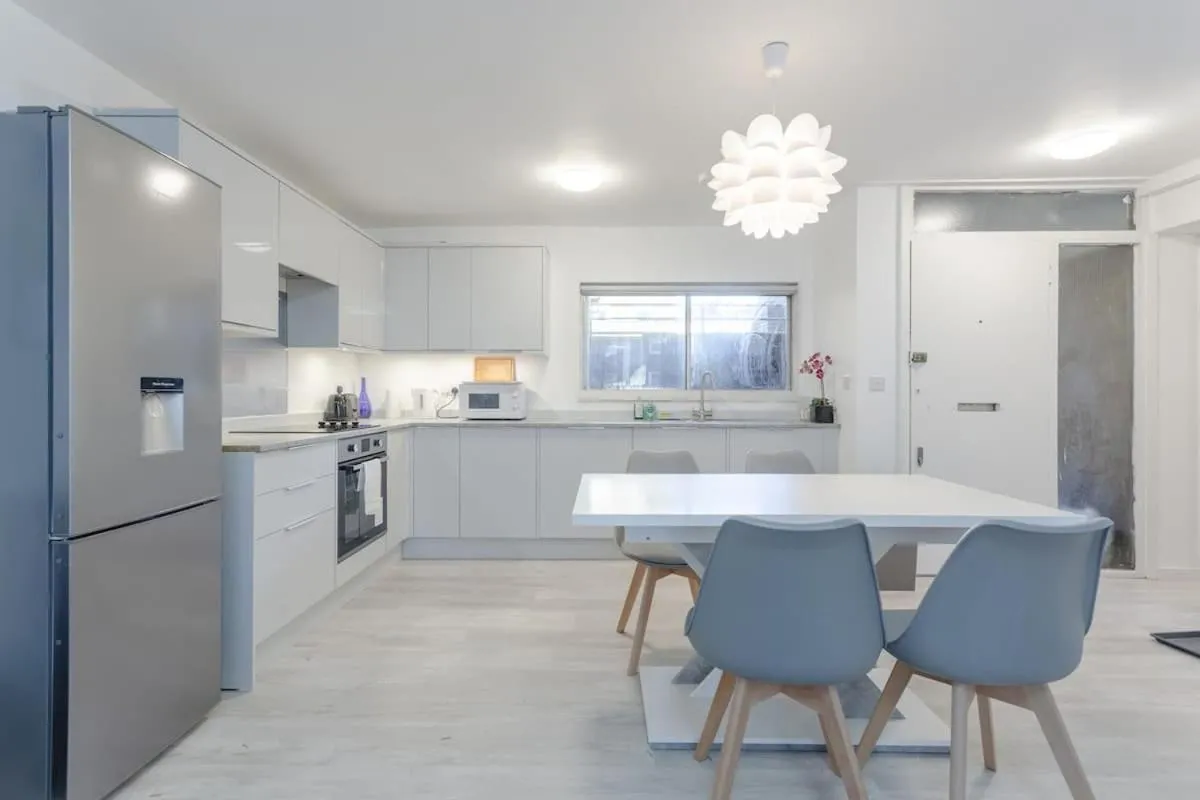 Image 3 of Kensington Gardens 2 bedroom flat with a balcony