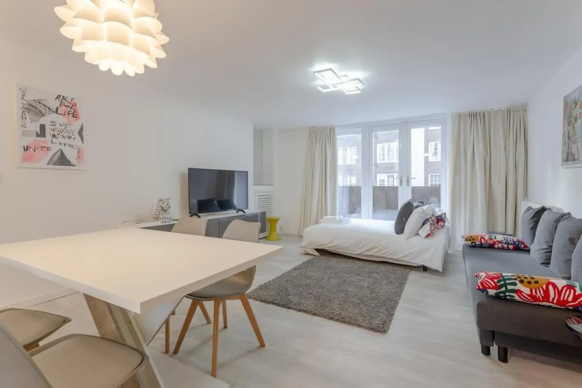 Image 5 of Kensington Gardens 2 bedroom flat with a balcony