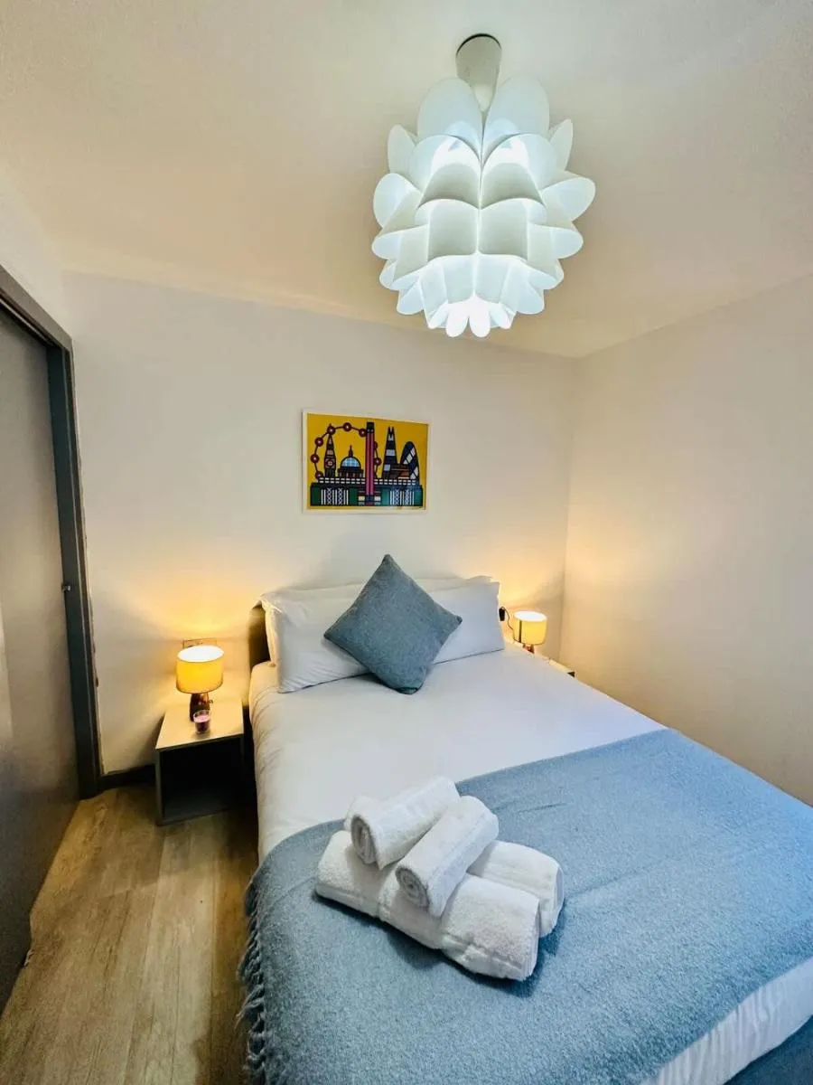 Image 4 of Kensington Gardens 2 bedroom flat with a balcony