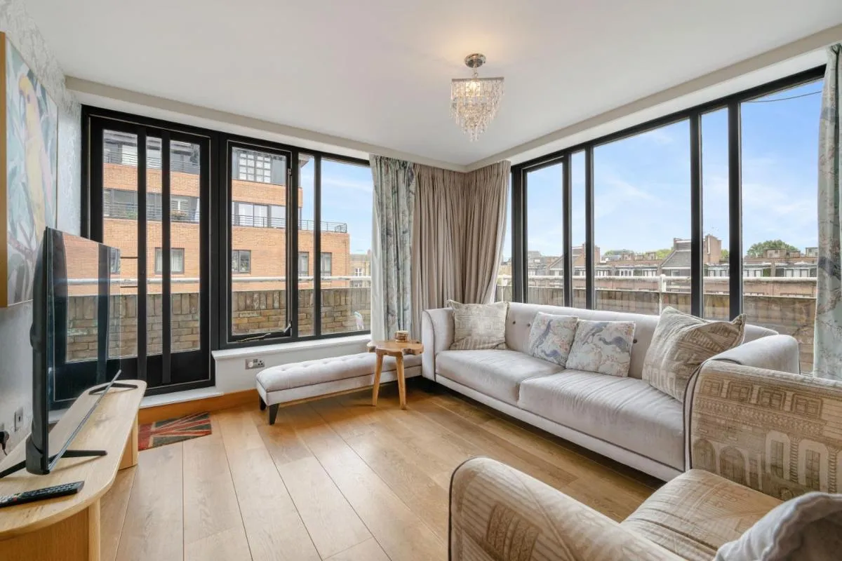 Image 5 of Kensington Haven 3-Bed, 3-Bth Flat