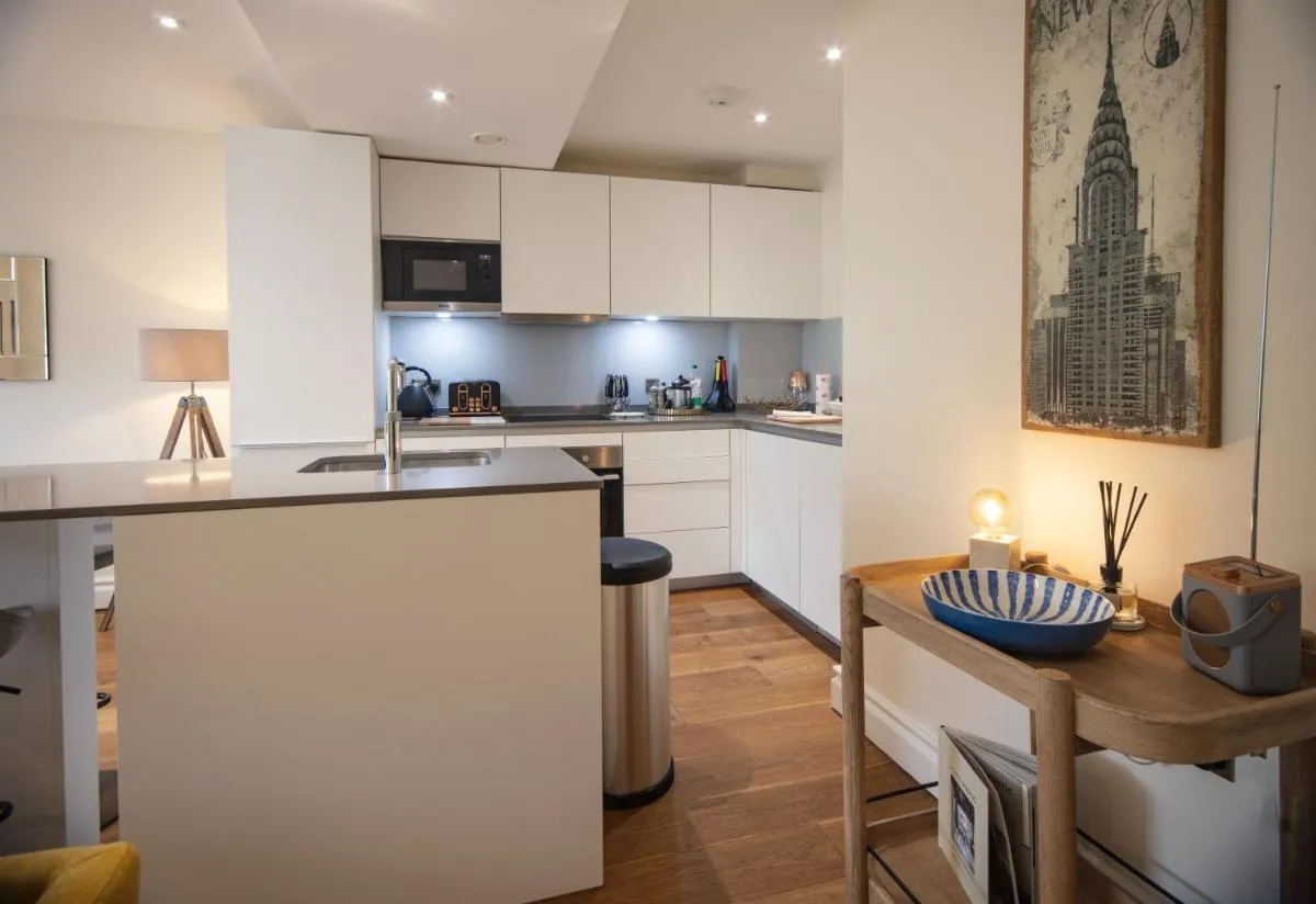 Image 4 of Kensington High Street One Bed with Air Con