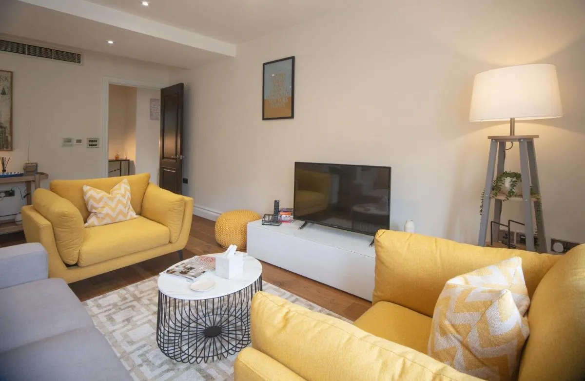 Image 5 of Kensington High Street One Bed with Air Con