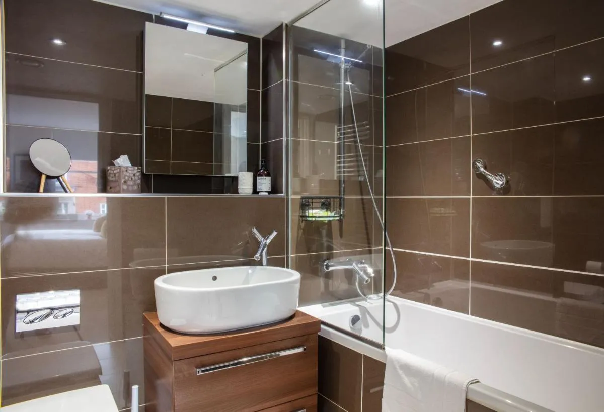 Image 3 of Kensington High Street One Bed with Air Con