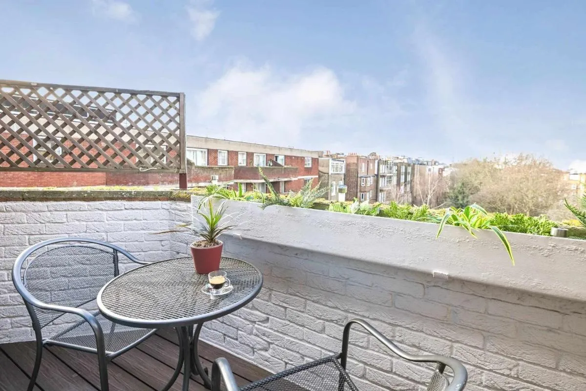 Image 4 of Kensington Urban Retreat