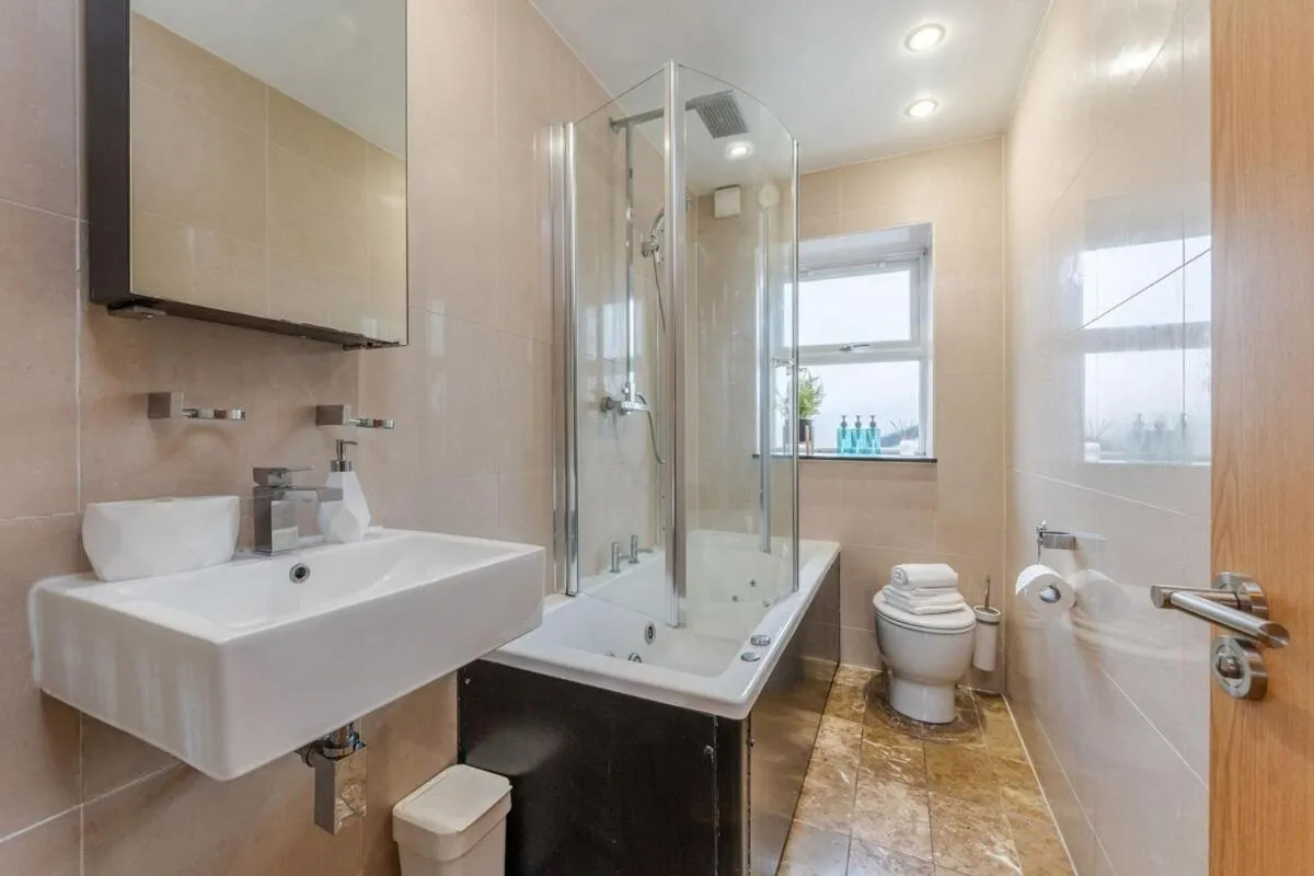 Image 3 of Kensington & Chelsea 2BR Flat in Central London