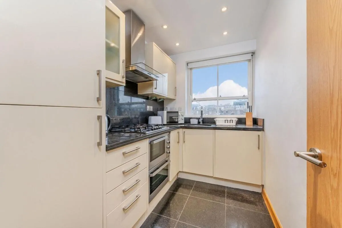 Image 4 of Kensington & Chelsea 2BR Flat in Central London