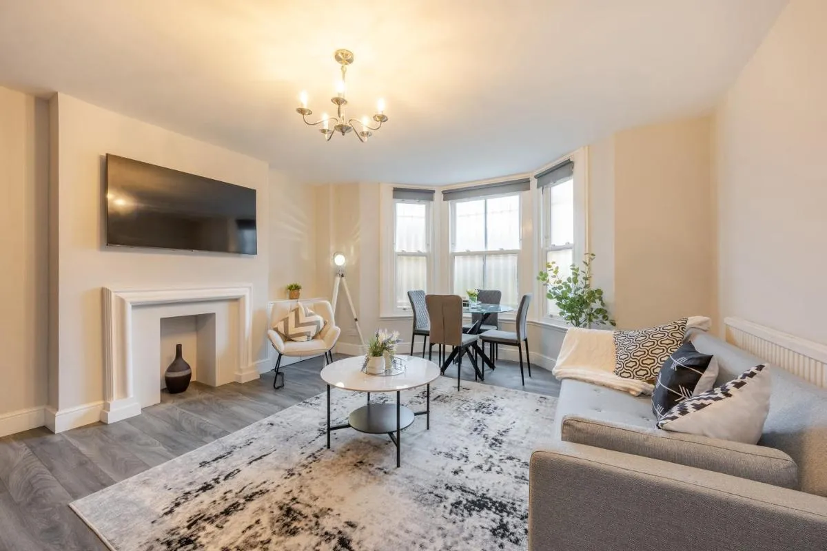 Image 5 of Kensington – Two Bedroom Central London Apartment with Garden